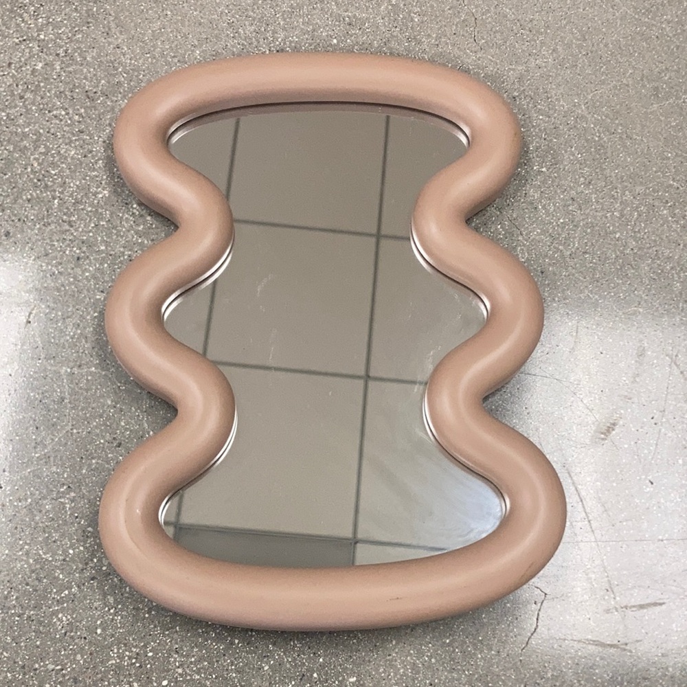 🪞💄 H&M Wavy Mirror - Beige Color - 10.75” x 15” 💋🪞
